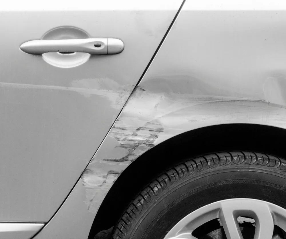 Detalle de daño en carrocería durante la valoración inicial