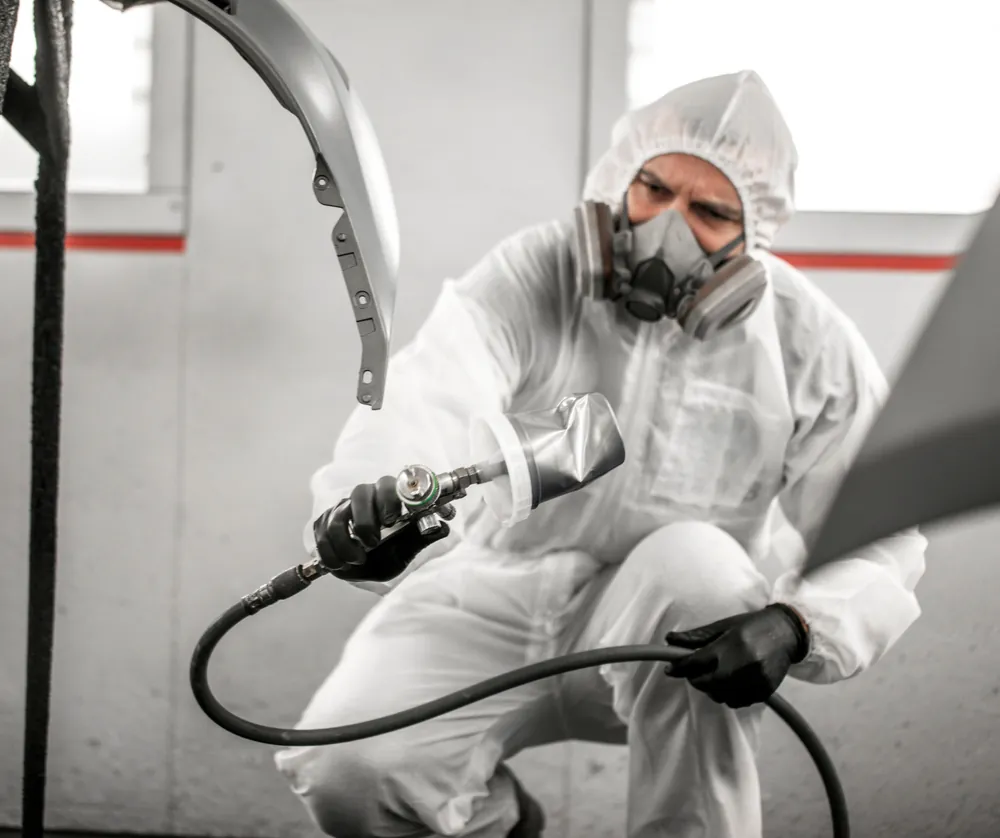 Técnico revisando una pieza de carrocería para definir el proceso