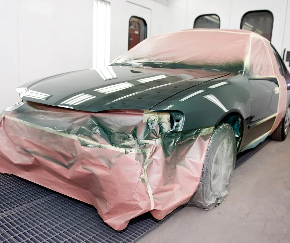 Vehículo preparado dentro de la cabina de pintura