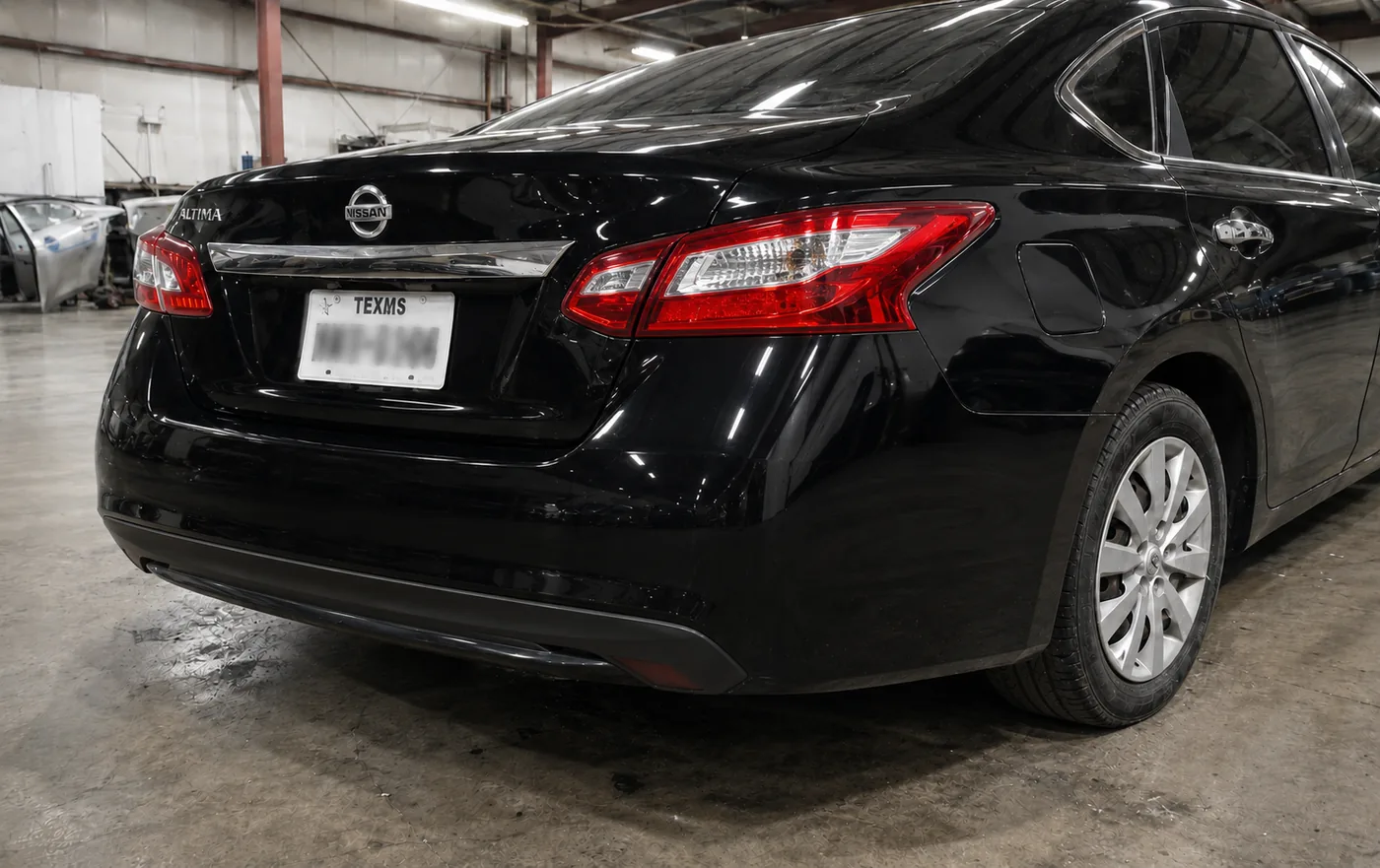 Nissan Altima con carrocería y pintura restauradas, después de la reparación