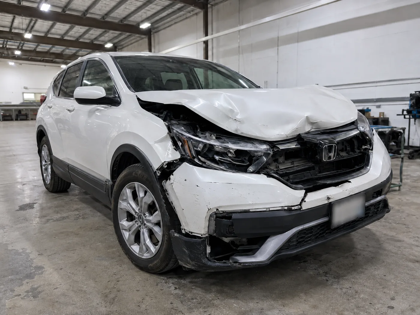 Honda CR-V con impacto frontal severo, antes de la reparación